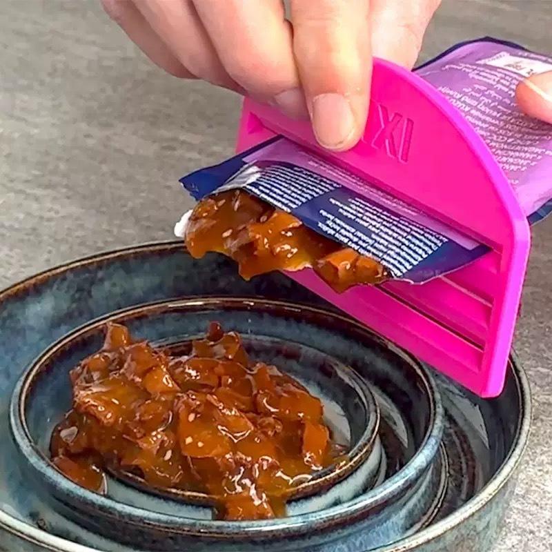 New Cat Treat Dispenser Squeez - огляд і ціна Food Pouch Reusable